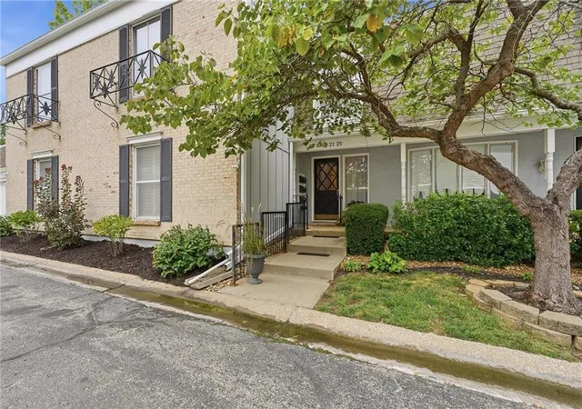 2nd image of 8721 Riggs Ln, Overland Park, KS 66212 | MLS# 2634408