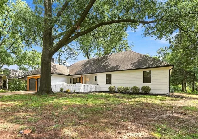 2nd image of 10131 Linden St, Overland Park, KS 66207 | MLS# 2634418