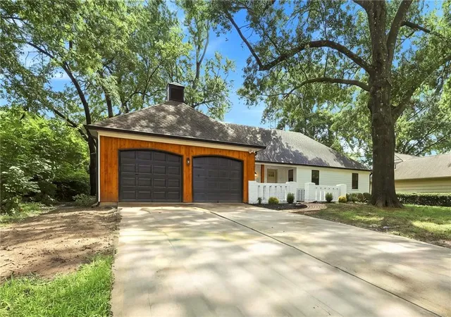 3rd image of 10131 Linden St, Overland Park, KS 66207 | MLS# 2634418