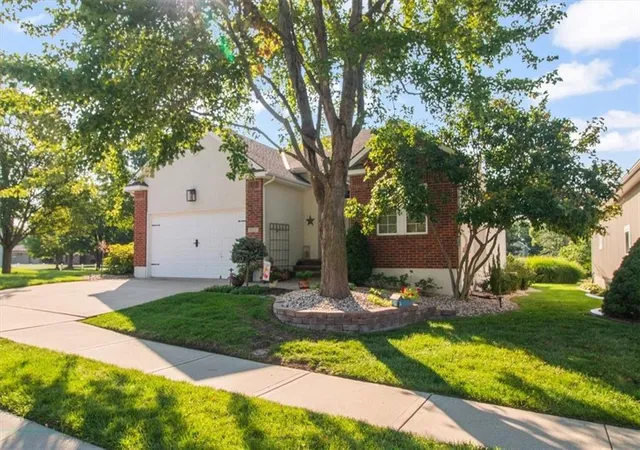 1st image of 4833 Sw Soldier Dr, Lees Summit, MO 64082 | MLS# 2634422