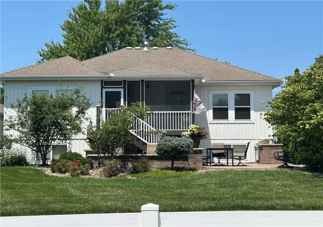 Photo 2 of Single family home for sale at 4833 Sw Soldier Dr, Lees Summit, MO 64082 | MLS# 2634422 | Listing updated on 2026-10-03