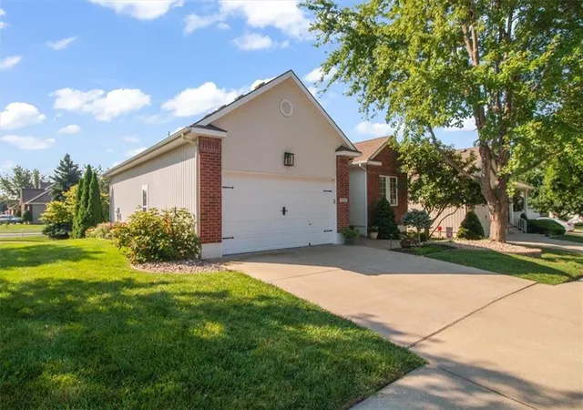Photo 3 of Single family home for sale at 4833 Sw Soldier Dr, Lees Summit, MO 64082 | MLS# 2634422 | Listing updated on 2026-10-03