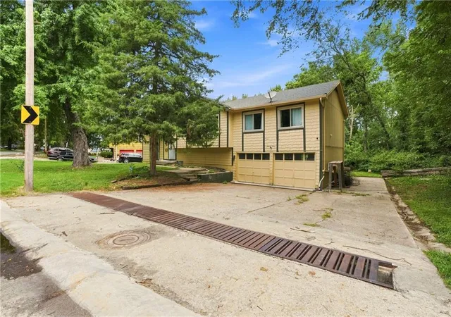 2nd image of 6212 E Red Bridge Rd, Kansas City, MO 64134 | MLS# 2634429