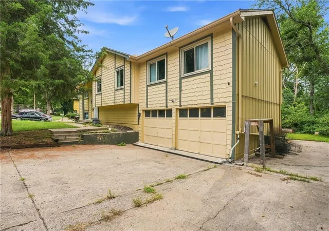 Photo 3 of Sale Pending at 6212 E Red Brg Rd, Kansas City, MO 64134 | MLS# 2634429 | Listing updated on 2026-08-16