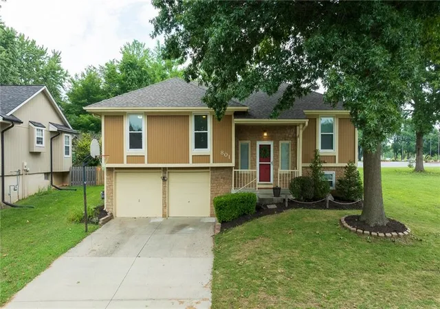 Photo 1 of Sale Pending at 801 Sw Southgate Dr, Blue Springs, MO 64015 | MLS# 2634441 | Listing updated on 2026-09-04
