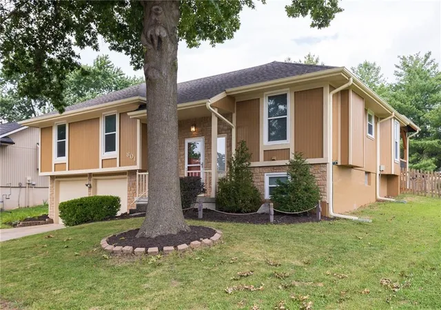 Photo 2 of Sale Pending at 801 Sw Southgate Dr, Blue Springs, MO 64015 | MLS# 2634441 | Listing updated on 2026-09-04