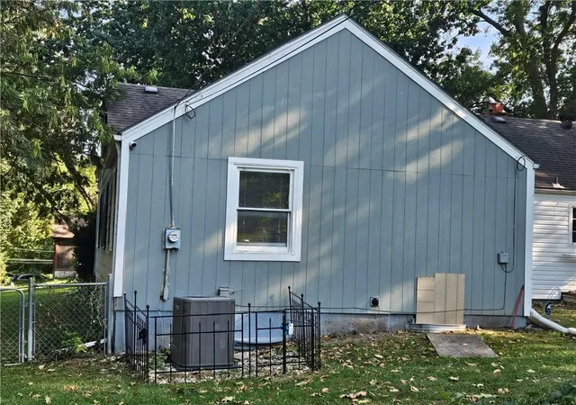 Photo 3 of Single family home for sale at 2318 Ne Pence Ave, Kansas City, MO 64118 | MLS# 2634445 | Listing updated on 2026-09-08