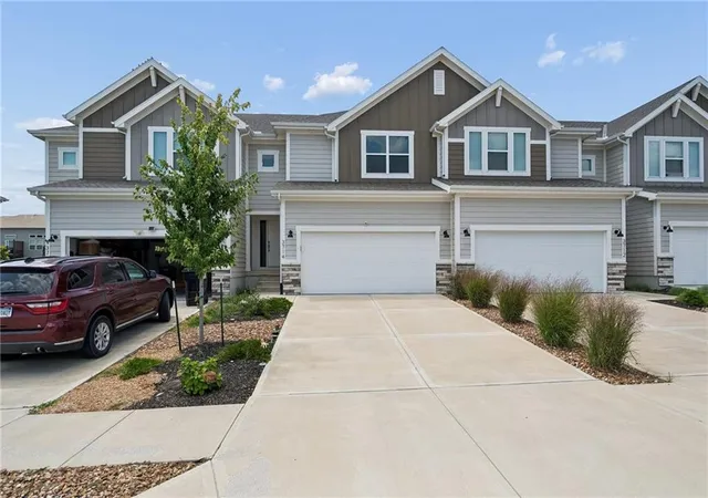 Photo 2 of Townhouse for sale at 3714 Sw Walsh Dr, Lees Summit, MO 64082 | MLS# 2634459 | Listing updated on 2026-08-07