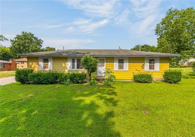 1st image of 28 Forest Ln, Lexington, MO 64067 | MLS# 2634461