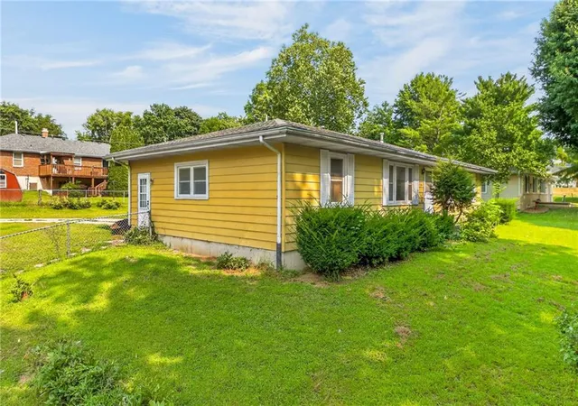 Photo 3 of Single family home for sale at 28 Forest Ln, Lexington, MO 64067 | MLS# 2634461 | Listing updated on 2026-09-25