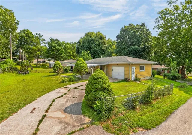 Photo 4 of Single family home for sale at 28 Forest Ln, Lexington, MO 64067 | MLS# 2634461 | Listing updated on 2026-09-25