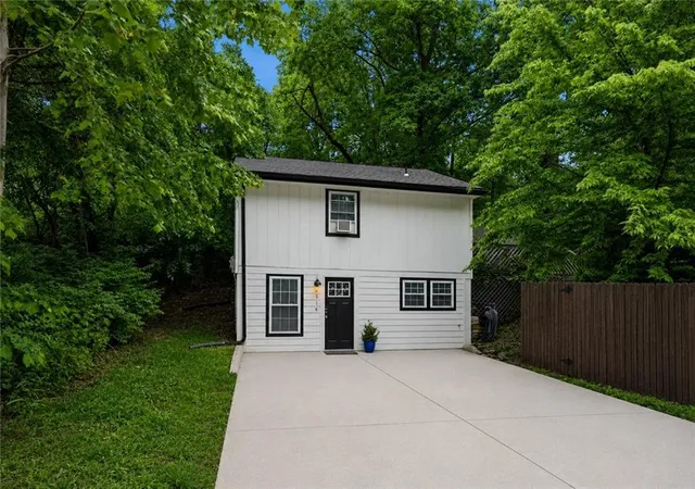 1st image of 2514 Ne 76th St, Kansas City, MO 64118 | MLS# 2634463