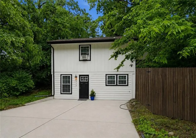 2nd image of 2514 Ne 76th St, Kansas City, MO 64118 | MLS# 2634463