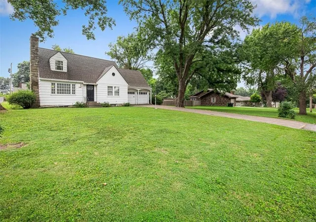 Photo 3 of Sale Pending at 10011 E & 10009 35th Ter S, Independence, MO 64052 | MLS# 2634464 | Listing updated on 2026-08-25