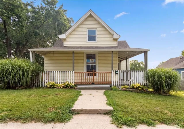 Photo 1 of Single family home for sale at 423 N Missouri St, Liberty, MO 64068 | MLS# 2634469 | Listing updated on 2026-10-15
