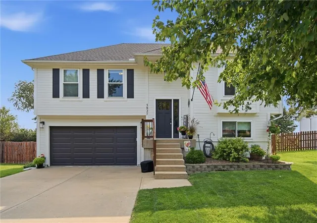 2nd image of 5827 Meadowsweet Ln, Shawnee, KS 66226 | MLS# 2634472