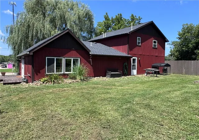 2nd image of 909 Linn St, Valley Falls, KS 66088 | MLS# 2634509