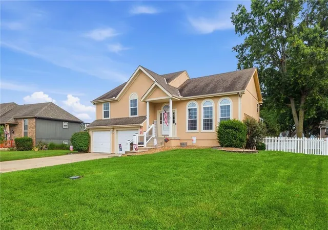 2nd image of 903 Silver Lake Cir, Raymore, MO 64083 | MLS# 2634531