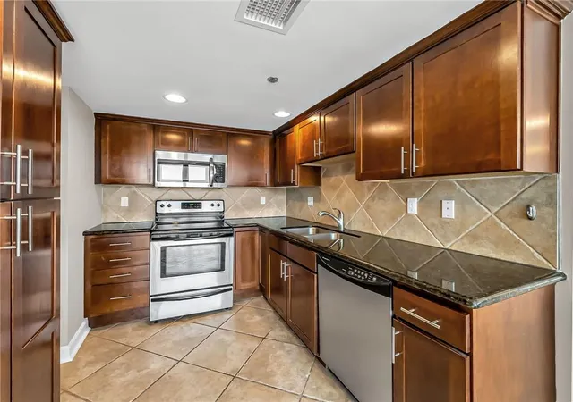2nd image of 600 E Admiral #602 Blvd #602, Kansas City, MO 64106 | MLS# 2634535