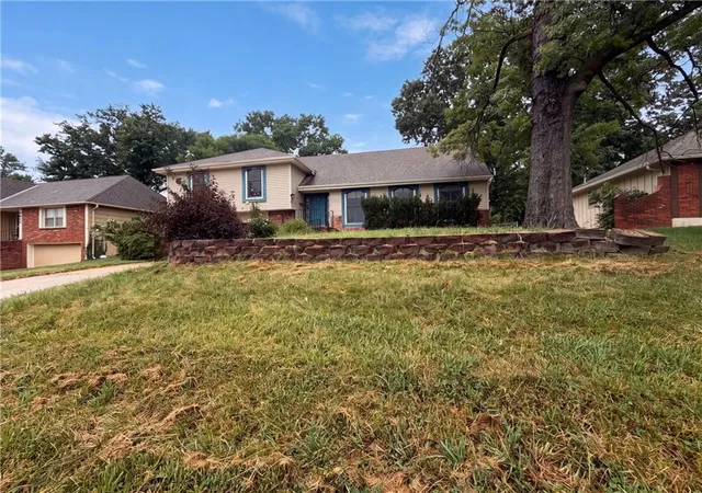 Photo 1 of Single family home for sale at 6916 N Overland Dr, Kansas City, MO 64151 | MLS# 2634544 | Listing updated on 2026-10-01