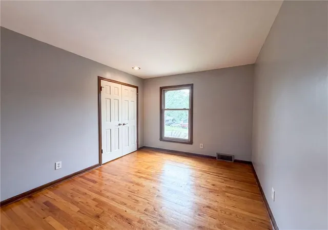 Photo 3 of Single family home for sale at 6916 N Overland Dr, Kansas City, MO 64151 | MLS# 2634544 | Listing updated on 2026-10-01