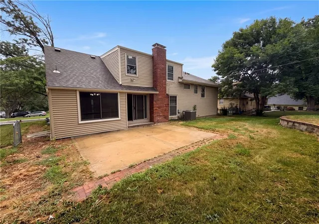 Photo 4 of Single family home for sale at 6916 N Overland Dr, Kansas City, MO 64151 | MLS# 2634544 | Listing updated on 2026-10-01