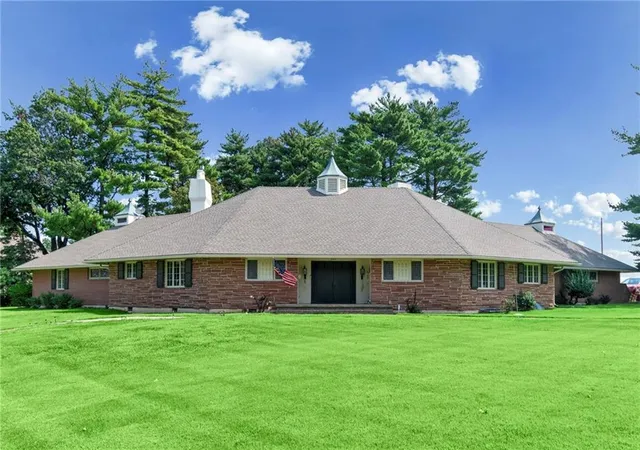Photo 2 of Single family home for sale at 804 N Main St, Carrollton, MO 64633 | MLS# 2634558 | Listing updated on 2026-08-14