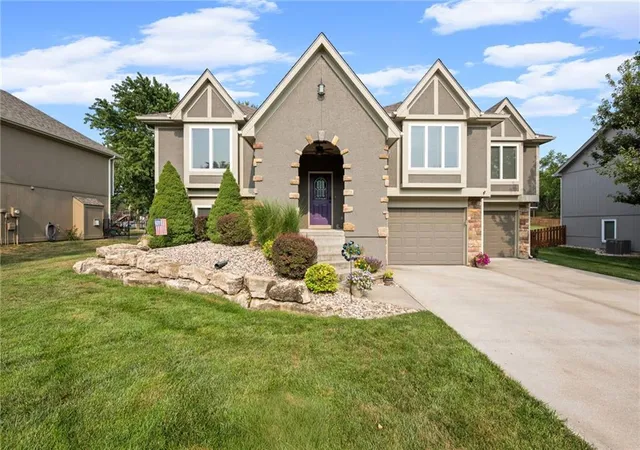 Photo 2 of Sale Pending at 911 Chisam Rd, Kearney, MO 64060 | MLS# 2634561 | Listing updated on 2026-09-05