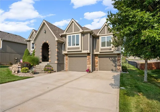 Photo 3 of Sale Pending at 911 Chisam Rd, Kearney, MO 64060 | MLS# 2634561 | Listing updated on 2026-09-05