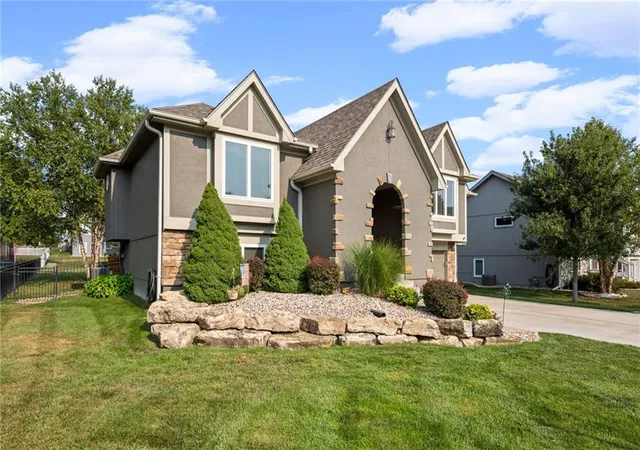 Photo 4 of Sale Pending at 911 Chisam Rd, Kearney, MO 64060 | MLS# 2634561 | Listing updated on 2026-09-05