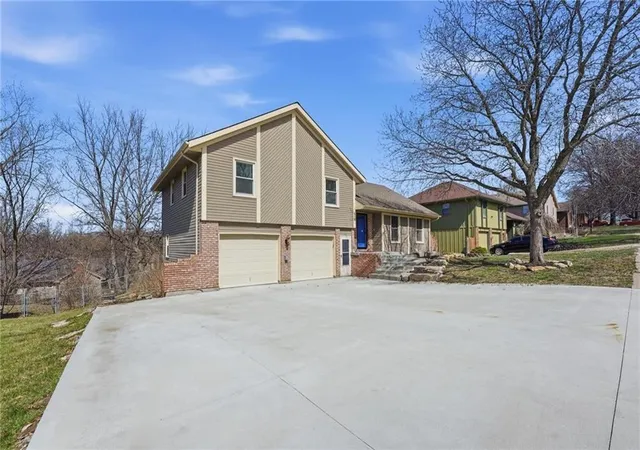 Photo 2 of Sale Pending at 518 Nw 65th Terrace, Kansas City, MO 64118 | MLS# 2634565 | Listing updated on 2026-08-14