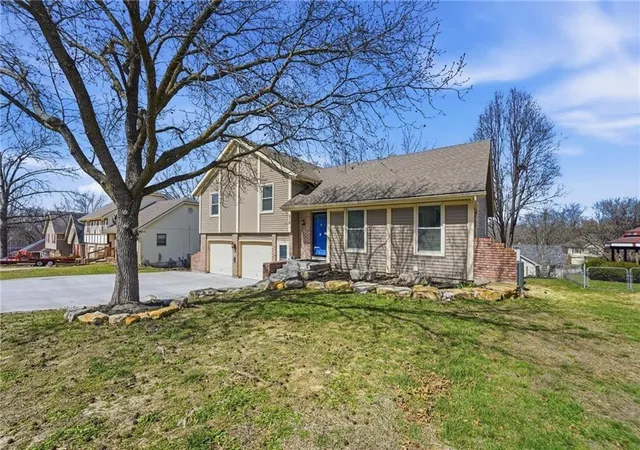 Photo 3 of Sale Pending at 518 NW 65th Terrace, Kansas City, MO 64118 | MLS# 2634565 | Listing updated on 2026-08-14