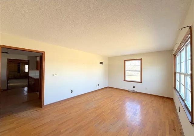 2nd image of 1412 Ridgeway Dr, Richmond, MO 64085 | MLS# 2634576