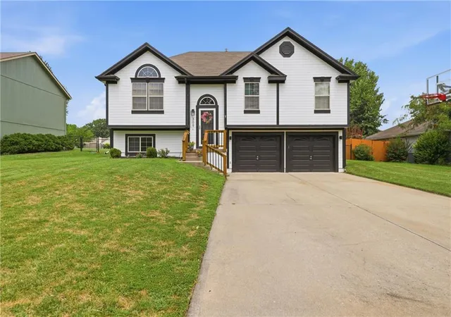 1st image of 309 E Phillips St, Odessa, MO 64076 | MLS# 2634577