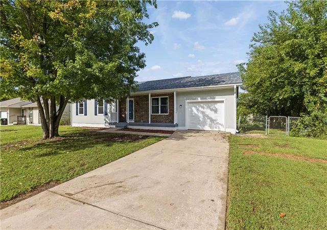Photo 3 of Single family home for sale at 504 Younger Dr, Harrisonville, MO 64701 | MLS# 2634585 | Listing updated on 2026-09-19