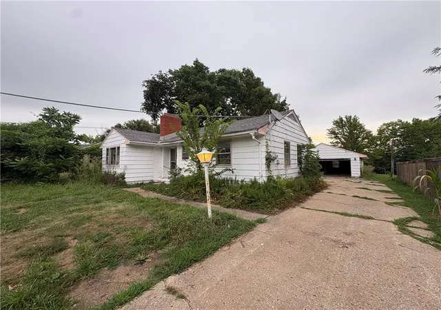 2nd image of 5049 N Brighton Ave, Kansas City, MO 64119 | MLS# 2634587