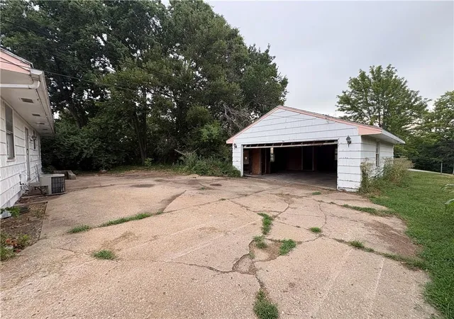 Photo 3 of Sale Pending at 5049 N Brighton Ave, Kansas City, MO 64119 | MLS# 2634587 | Listing updated on 2026-08-14