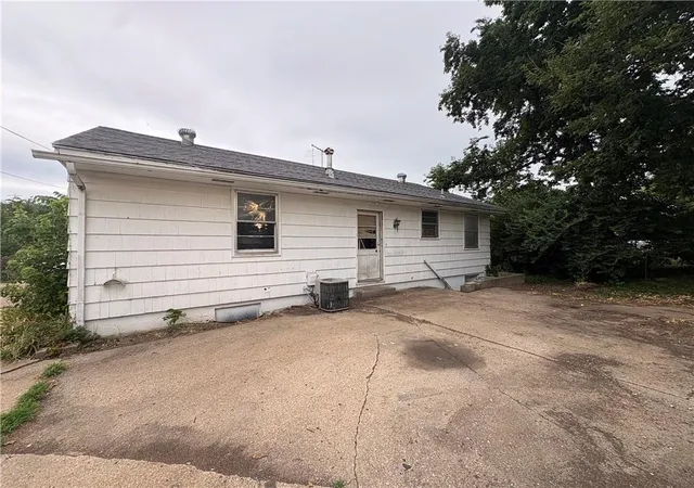 Photo 3 of Sale Pending at 5049 N Brighton Ave, Kansas City, MO 64119 | MLS# 2634587 | Listing updated on 2026-09-27