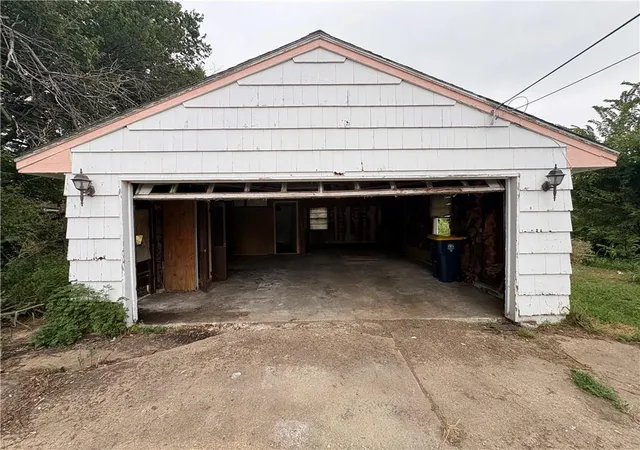 Photo 4 of Sale Pending at 5049 N Brighton Ave, Kansas City, MO 64119 | MLS# 2634587 | Listing updated on 2026-09-27