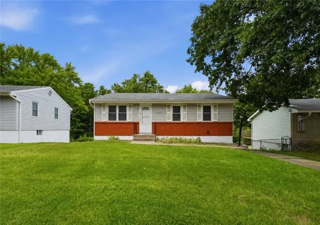 Photo 2 of Single family home for sale at 5520 Ne 59th Terrace, Kansas City, MO 64119 | MLS# 2634625 | Listing updated on 2026-08-31