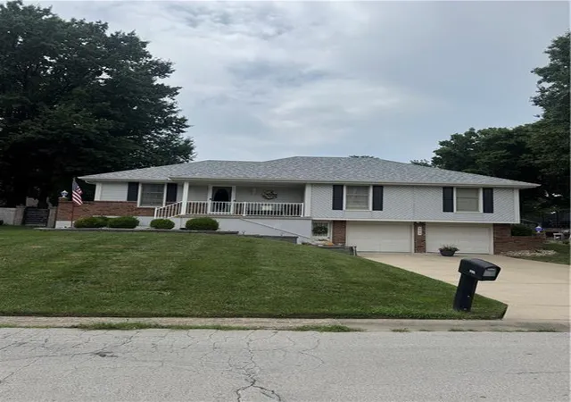 Photo 1 of Sale Pending at 304 Se Colony Dr, Lees Summit, MO 64063 | MLS# 2634647 | Listing updated on 2026-08-03