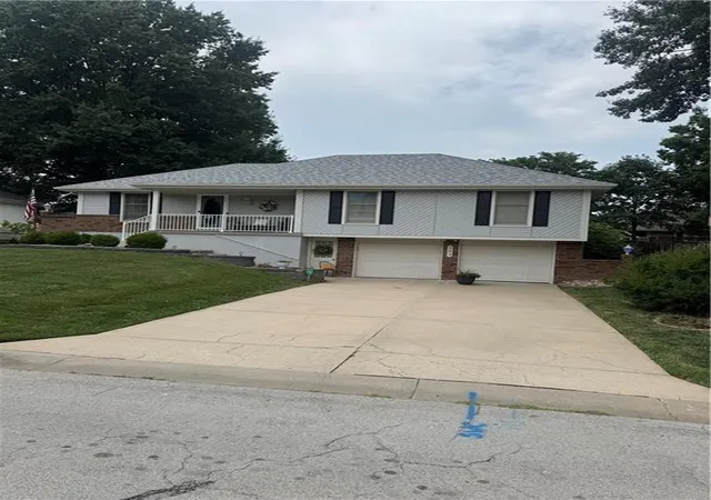 Photo 2 of Sale Pending at 304 Se Colony Dr, Lees Summit, MO 64063 | MLS# 2634647 | Listing updated on 2026-08-03