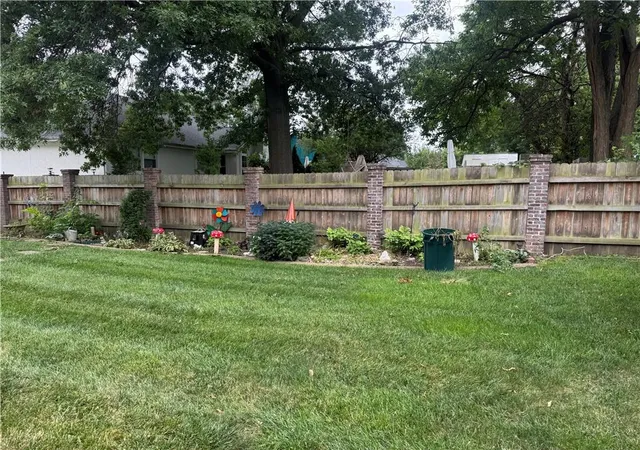 Photo 3 of Sale Pending at 304 SE Colony Dr, Lees Summit, MO 64063 | MLS# 2634647 | Listing updated on 2026-08-03