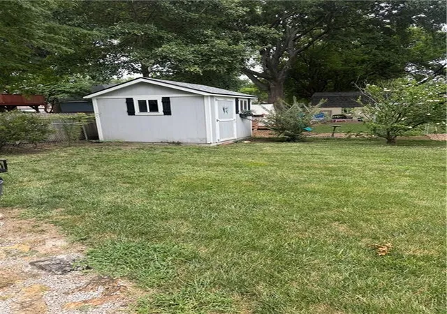 Photo 4 of Sale Pending at 304 SE Colony Dr, Lees Summit, MO 64063 | MLS# 2634647 | Listing updated on 2026-08-03