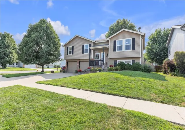 2nd image of 2210 Meadow Trl, Saint Joseph, MO 64503 | MLS# 2634653