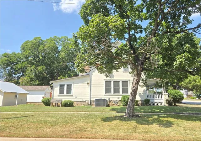 Photo 4 of Single family home for sale at 1101 N Pennsylvania Ave, Independence, KS 67301 | MLS# 2634659 | Listing updated on 2026-08-31