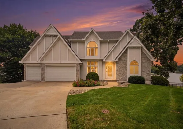 2nd image of 332 Ne Warrington Ct, Lees Summit, MO 64064 | MLS# 2634660