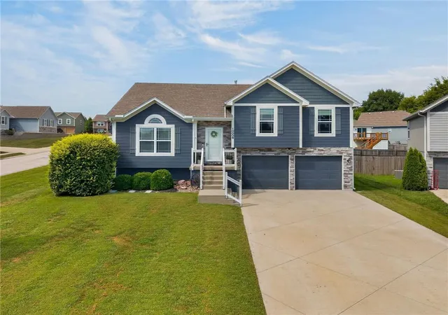 1st image of 10006 E 212th St, Peculiar, MO 64078 | MLS# 2634673