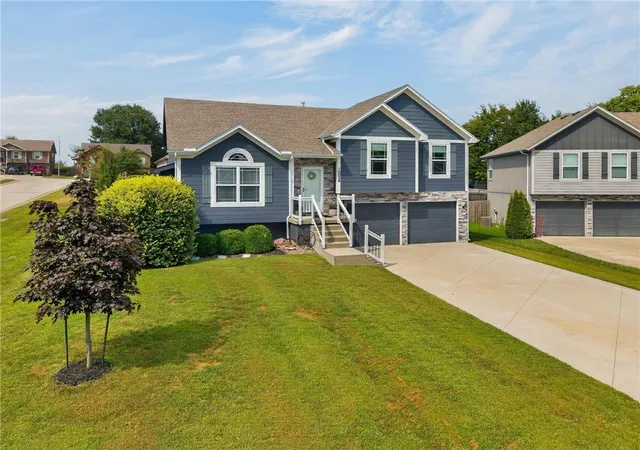 3rd image of 10006 E 212Th St, Peculiar, MO 64078 | MLS# 2634673