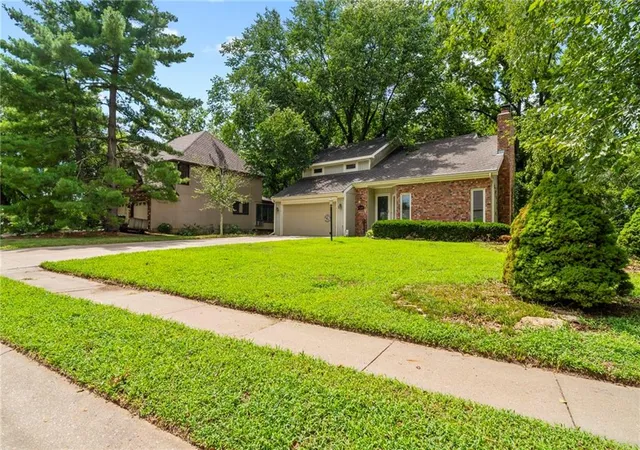 Photo 3 of Sale Pending at 3144 Lakeview Cir, Leavenworth, KS 66048 | MLS# 2634676 | Listing updated on 2026-08-19